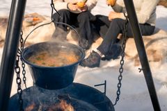 Lag suppe ute i det fri på primusen eller bålet.