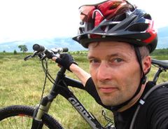 SYKLIST OG FORFATTER: Øyvind Wold arbeider i Syklistenes Landsforening med prosjekter rundt fritidssykling og sykkelturisme. Han skriver også artikler for sykkel- og friluftsmagasiner, samt bøker.