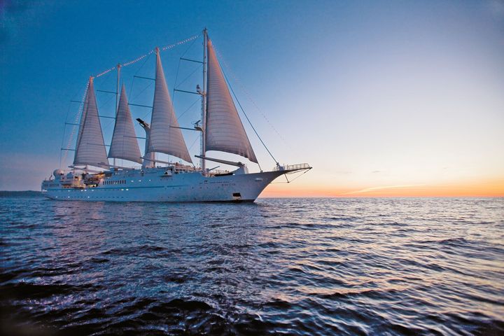 Verdens beste bryllupsreise får du med Windstar Cruises - her i solnedgang et sted i Stillehavet