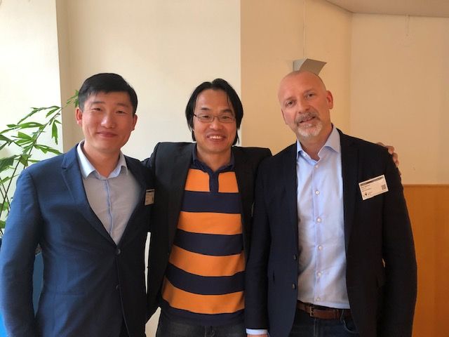 Norsk-kinesist samarbeid skal løse miljøutfordringer i Kina. Fra venstre: ChangMin Wu, Nanjing Advanced Transportation, Institute, Qiang Du, Sintef og Arild Håkonsen, Hycast
