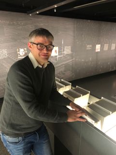 Digitaliserer fangeregister: Konservator Arne Langås ved Falstadsenteret er en av de som nå kan ta fatt på å digitalisere registeret over de om lag 44.000 nordmenn som satt i fangenskap under andre verdenskrig.
Foto: Falstadsenteret
