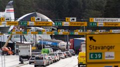 Samferdselsministeren har bede Statens vegvesen om å betre fleksibiliteten og dermed gi like gode rabattordningar med AutoPASS-ferjekort som tidlegare praksis med verdikort. Foto: Olav Heggø