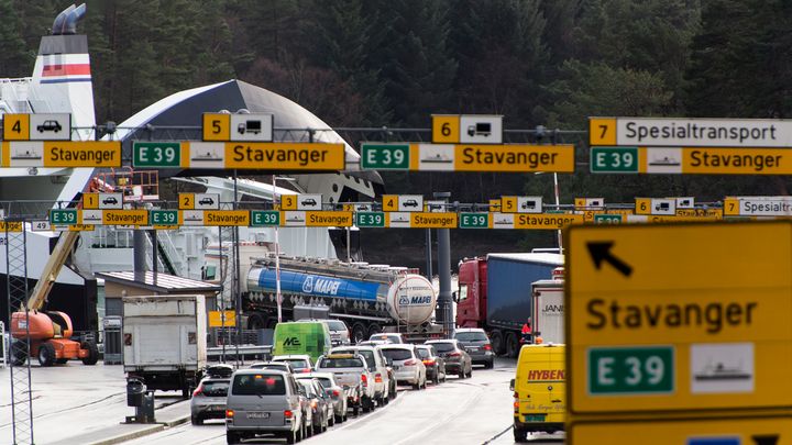 Samferdselsministeren har bede Statens vegvesen om å betre fleksibiliteten og dermed gi like gode rabattordningar med AutoPASS-ferjekort som tidlegare praksis med verdikort. Foto: Olav Heggø