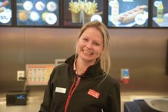 – Du må du ikke være redd for å ta i et tak selv, enten det er et toalett som må vaskes eller en kaffemaskin som trenger en rens, sier Circle K-talent Ida Burud. Foto: Trond Eriksen