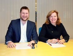 Kystdirektør Kirsti L. Slotsvik og verftsdirektør Hugo Strand fra Fitjar Mekaniske AS signerer kontrakt for OV Ryvingen. Foto: Olav Helge Matvik/Kystverket