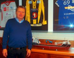 Jan Paulsen, adm.dir. i Seaworks AS, kjøper nautiske mil i julegave til de ansatte.