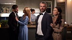 Nicolai Cleve Broch og Agnes Kittelsen spiller det norske paret Joachim og Merete, mens Johannes Nymark og Lærke Winther spiller det danske paret Kasper og Nanna (bak). Foto: Christian Geisnæs/ TV 2