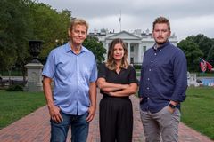 NRKs medarbeidere i USA utenfor Det hvite hus i Washington D.C. Fra venstre Anders Magnus, Veronica Westhrin og Lars Os. FOTO: KEN CEDENO/NRK