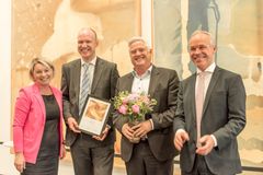 Med status som Global Centres of Expertise går det Bergen-baserte klyngen GCE Subsea inn i det som kan kalles norsk næringslivs elitedivisjon. Fra venstre: næringsminister Monica Mæland, Jon Hellevang, senior subsea innovator, Ove Hagesæther CEO, og kommunal og moderniseringsminister Jan Tore Sanner. Foto: Innovasjon Norge / Terje Borud
