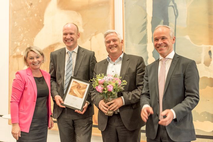 Med status som Global Centres of Expertise går det Bergen-baserte klyngen GCE Subsea inn i det som kan kalles norsk næringslivs elitedivisjon. Fra venstre: næringsminister Monica Mæland, Jon Hellevang, senior subsea innovator, Ove Hagesæther CEO, og kommunal og moderniseringsminister Jan Tore Sanner. Foto: Innovasjon Norge / Terje Borud