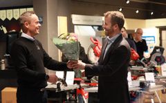 NYTT PROFFSENTER: Avdelingsleder hos XL-BYGG Proff Alna, Cato Sannerud (t.v.), får  blomster fra kjededirektør i XL-BYGG, Are Ellingsve, på åpningsdagen.