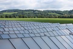 Mange forskjellige energikilder kan brukes til fjernvarme. Her fra Norges største solfangeranlegg i Akershus Energipark utenfor Lillestrøm (Foto: Norsk Fjernvarme)