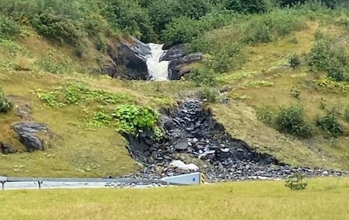 E6 er stengt i Soknedal. (Foto: Statens vegvesen)