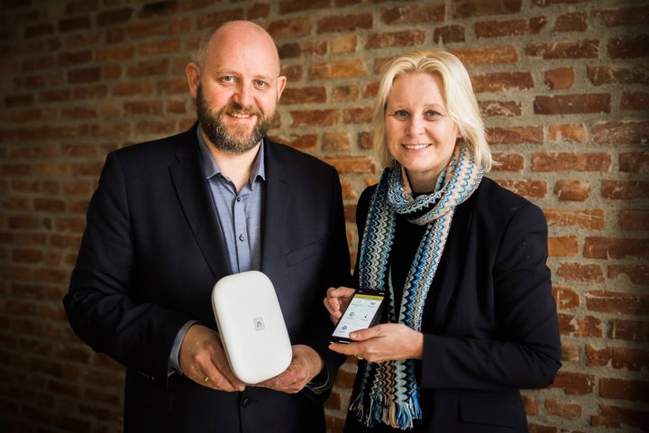 Administrerende direktør Espen Hansen og styreleder Bente Sollid Storehaug i Hitch viser frem Hitch hussentral og app. Dette er kjernen i løsningen hvor du kan koble opp over 100 smarte enheter fra kjente merker i ett system.
