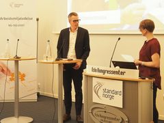 Jacob Mehus i samtale med konferansier Ruth Astrid Sæter. Foto: Standard Norge