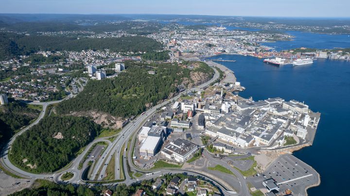 Oversiktsbilde over Glencore Nikkelverk, i bakgrunnen vises Kristiansand by. FOTO: Glencore Nikkelverk