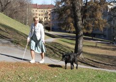 Gry Berg på tur i parken med førerhunden Narnia. Foto: Jørgen Juul