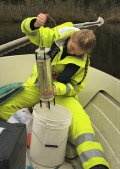 Prøvetaking og måling av vannkvalitet på prosjekt E18 Rugtvedt-Dørdal. Foto: Nye Veier