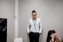 - Markedet i dag krever at vi som rådgivere henger med i utviklingen, og det betyr at vi må sørge for at vi får tak i de kloke hodene. Det kan like gjerne starte tidlig, men da er vi avhengige av å gjøre ingeniørfaget interessant for de yngre, sier Isak.
