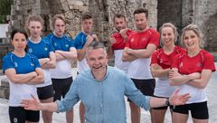 KLARE FOR «LANDSKAMPEN»: Programleder Øyvind Mund (foran), Charlotte Kalla, Hanna Öberg, Sebastian Samuelsson, Calle Halfvarsson, Petter Northug, Emil Iversen, Tiril Eckhoff og Therese Johaug. Foto: Espen Solli/TV 2