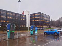 Elbilister som lader elbilen ved Mer sin første 300 kW lader, får overskuddsenergien fra kontorbygget Powerhouse Kjørbo rett på batteriet.