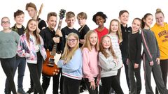 Finalister i MGPjr 2019. Aldri har så mange sendt inn bidrag. Fra venstre: Anine, Mikkel, Maria, Edvard, Theodor, Eskil, Gustav, Emma, Hedvig, Alfred, Anna, Emma, Emmy.
Foran fra venstre: Ariel, Oda og Christina.