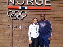 Annika Sælid sammen med landslagstrener i karate Wayne Otto som skal til ungdoms-OL.