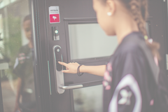 Få beskjed på telefonene når barna kommer hjem