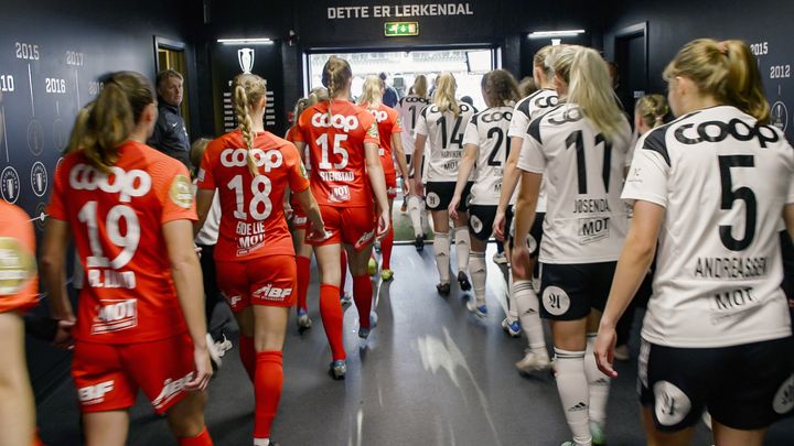 Brann og Rosenborg på vei ut av spillertunnelen på Lerkendal stadion, til en av de mest omtalte kampene i norsk klubbfotballs historie på kvinnesiden. Foto: NRK