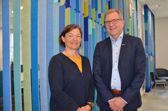 Siv Mørkved, assisterende fagdirektør ved Helse Midt-Norge RHF, og Björn Gustafsson, dekan ved Fakultet for medisin og helsevitenskap, NTNU. Foto: Helse Midt-Norge RHF