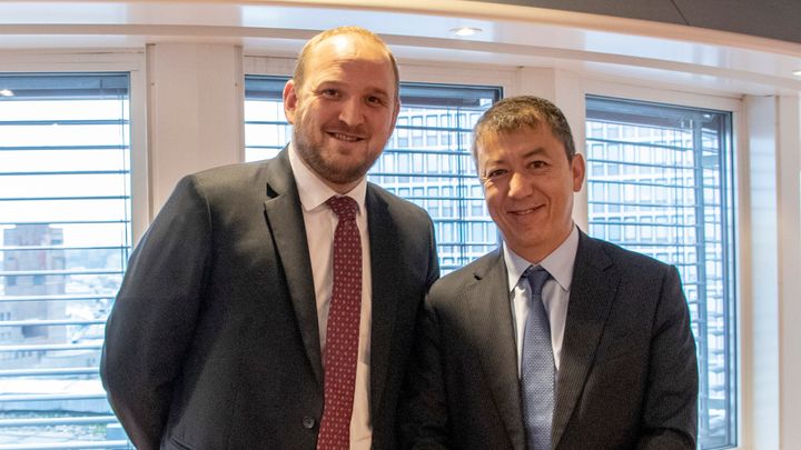 Bildet: Samferdselsminister Jon Georg Dale og administrerende direktør hos EASA, Patrick Ky. Foto: SD