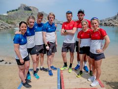 VINTERHELTER KLARE FOR «LANDSKAMPEN»: Charlotte Kalla (f.v.), Hanna Öberg, Calle Halfvarsson, Sebastian Samuelsson, Emil Iversen, Petter Northug, Therese Johaug og Tiril Eckhoff. Foto: Håvard Solem/TV 2