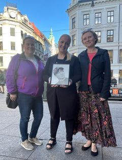 Fra venstre: Linn Vestby, Anette Slettmoen og kunstneren Kristin Tiili. Bilder fra Dimash Qudaibergen Fan Club Norway
