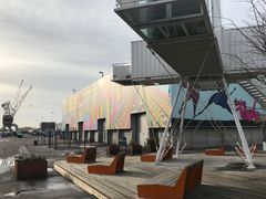 Havnepromenaden går rett forbi.