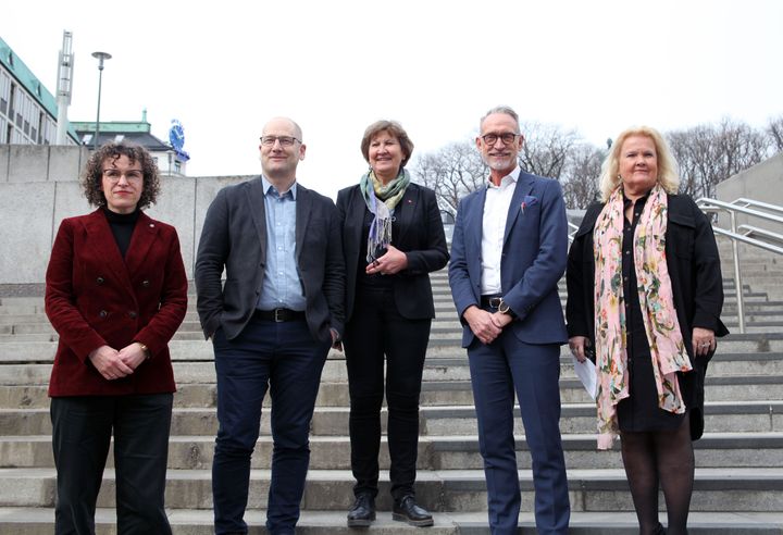 Forhandlingslederne samlet ved forhandlingsåpningen. Tonje Leborg (Akademikerne kommune), Steffen Handal (Unio), Mette Nord (LO Kommune), Tor Arne Gangsø (KS) og Lizzie Ruud Thorkildsen (YS-K). Foto: KS