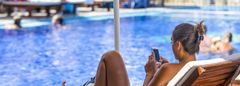 Mange sjekker Facebook i ferien, men jobben lar de bli hjemme.