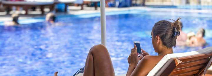Mange sjekker Facebook i ferien, men jobben lar de bli hjemme.
