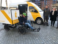 Jørn Arve Flått fikk teste en av de elektriske syklene som vil bli benyttet i Trondheim sentrum. Foto: Ragn-Sells