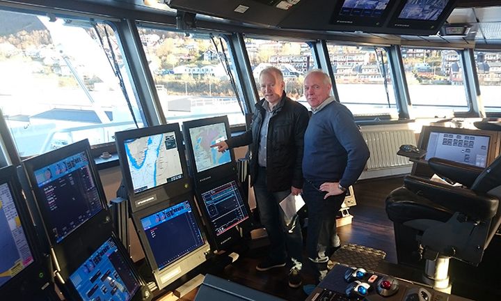 Prosjektansvarlig Oddvar Longva (t.h.) og skipper Karl Otto Rismark på brua om bord på “Atlantic Viking”, ett av fiskefartøyene som har tatt i bruk de nye havbunnskartene. Foto: NGU