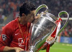 TILBAKE: Cristiano Ronaldo vant Champions League-trofeet med Manchester United i 2008. Nå er han tilbake i rødt. Kan han og klubben gå helt til topps igjen? Arkivfoto: Sergey Ponomarev/AP Photo/NTB