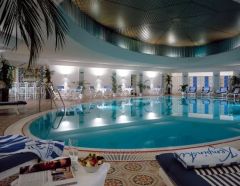 LUKSUS: Hotell Kempinski ligger sentralt i Berlin og har innendørs svømmebasseng.