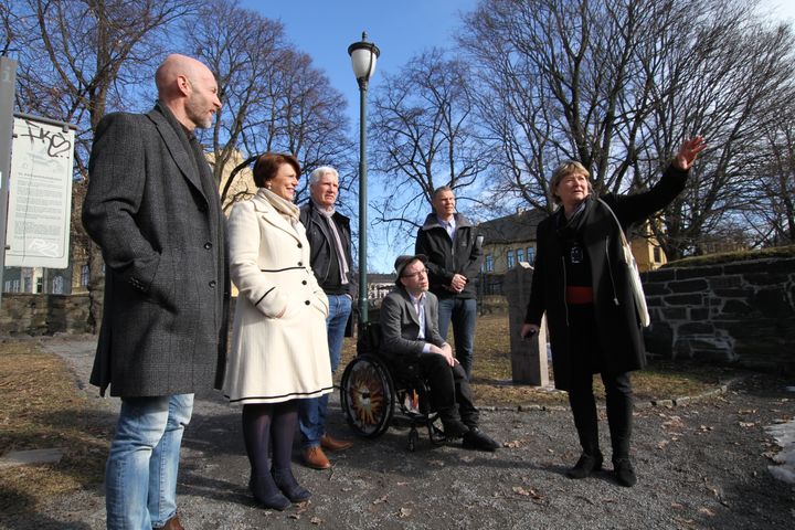 Prosjektleder Anne Olaisen fra Kulturetaten forteller om tiltakene de nå har fått midler til å gjennomføre i Middelalderbeltet for gjøre området tilgjengelig for alle. T.v. Stein Slyngstad (Kulturetaten), byråd EHA Tone Tellevik Dahl, Jan Tore Lindskog (Omsorgsbygg), Halvor Gaustadnes (Blindeforbundet) og Per Torgersen (EHA).