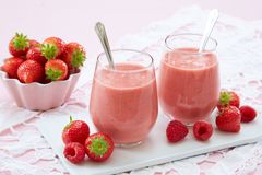 Tørstedrikke og dessert i ett; lag en frisk og fristende jordbærsmoothie.