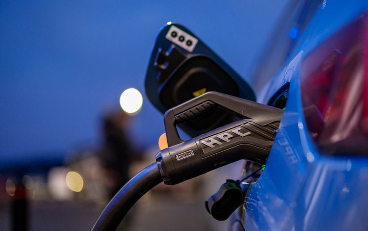 Med elbilen er kilowattimen den nye literen. Da er det veldig rart at en del ladeoperatører fortsatt tar betalt for tiden du står og lader. For at prisene skal bli sammenliknbare bør strømmen de selger være prisen per kilowattime. (Foto: Motor/Jon Terje Hellgren Hansen)