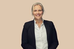 SIKRE VINTERVEIER: Kristin Folge, konsernsjef for Drift og vedlikehold i Mesta, kan noterer over en million brøytestikker satt ut.