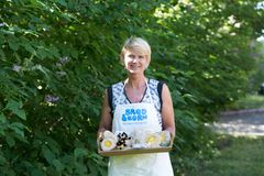 Daglig leder Torunn Nordbø oppfordrer til å feire avslutningen på skoleåret med nybakte skolebrød. Foto: brodogkorn.no
