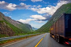 Vegtransporten aukar meir enn bane- og sjøtransporten. Dei siste sju åra har lastebiltransporten hatt ei auke på 100 000 turar. Foto: Shutterstock