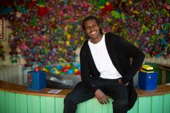 Programleder Magan Gallery. FOTO: ALEX ASENSI, ITV STUDIOS NORWAY/NRK