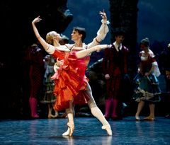 Yolanda Correa i rollen som Kitri og Yoel Carreño som Basilio. Foto: Erik Berg.