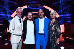 FINALE: Eirik Søfteland og Øivind «Elg» Elgenes møtes i finalen i «Århundrets stemme» lørdag 12. mai. Her er finalistene flankert av ekspertene Bertine Zetlitz og Ivar Dyrhaug. Foto: Thomas Reisæter/TV 2